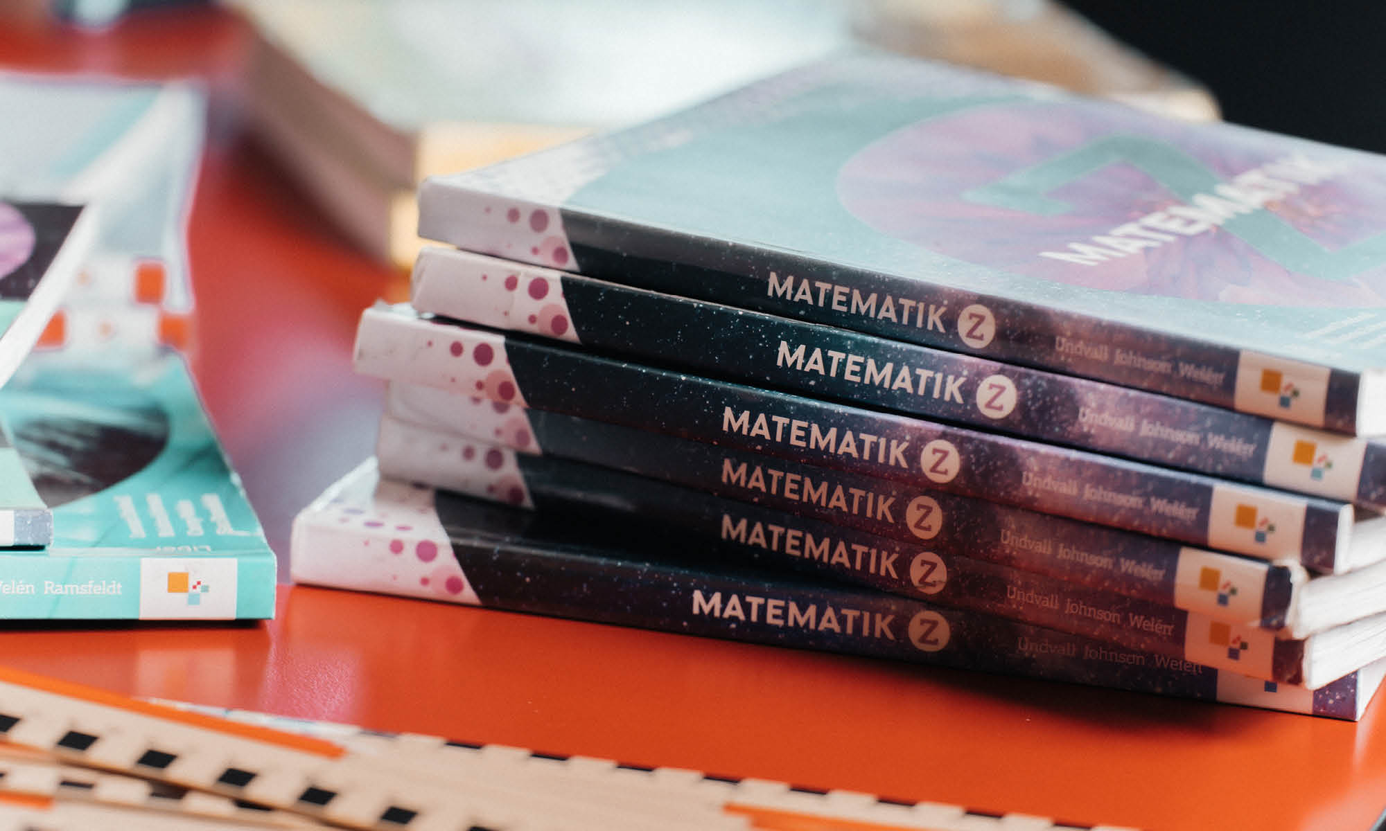 En hög med matteböcker