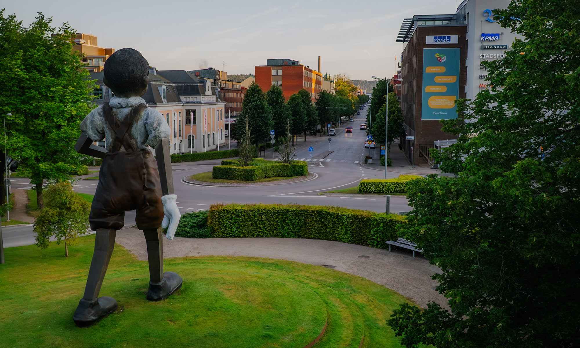 Statyn "Walking to Borås" i början av Allégatan