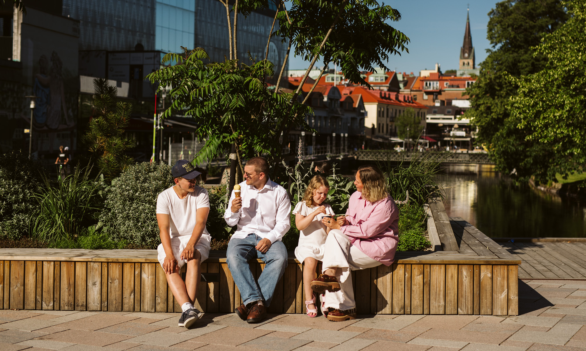 Familj på Sparbanksbron i Borås