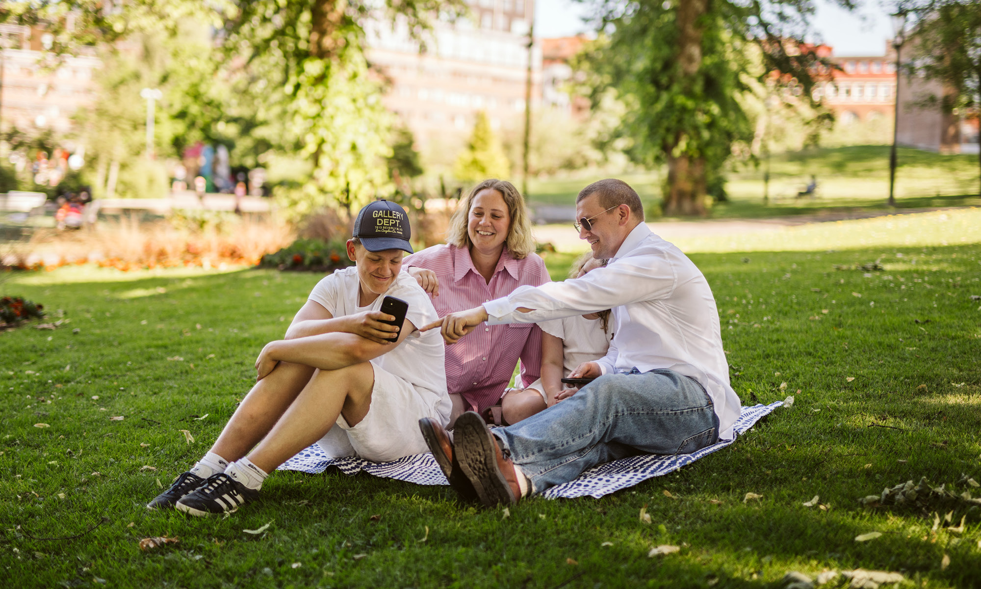 Familj på filt i Stadsparken, Borås