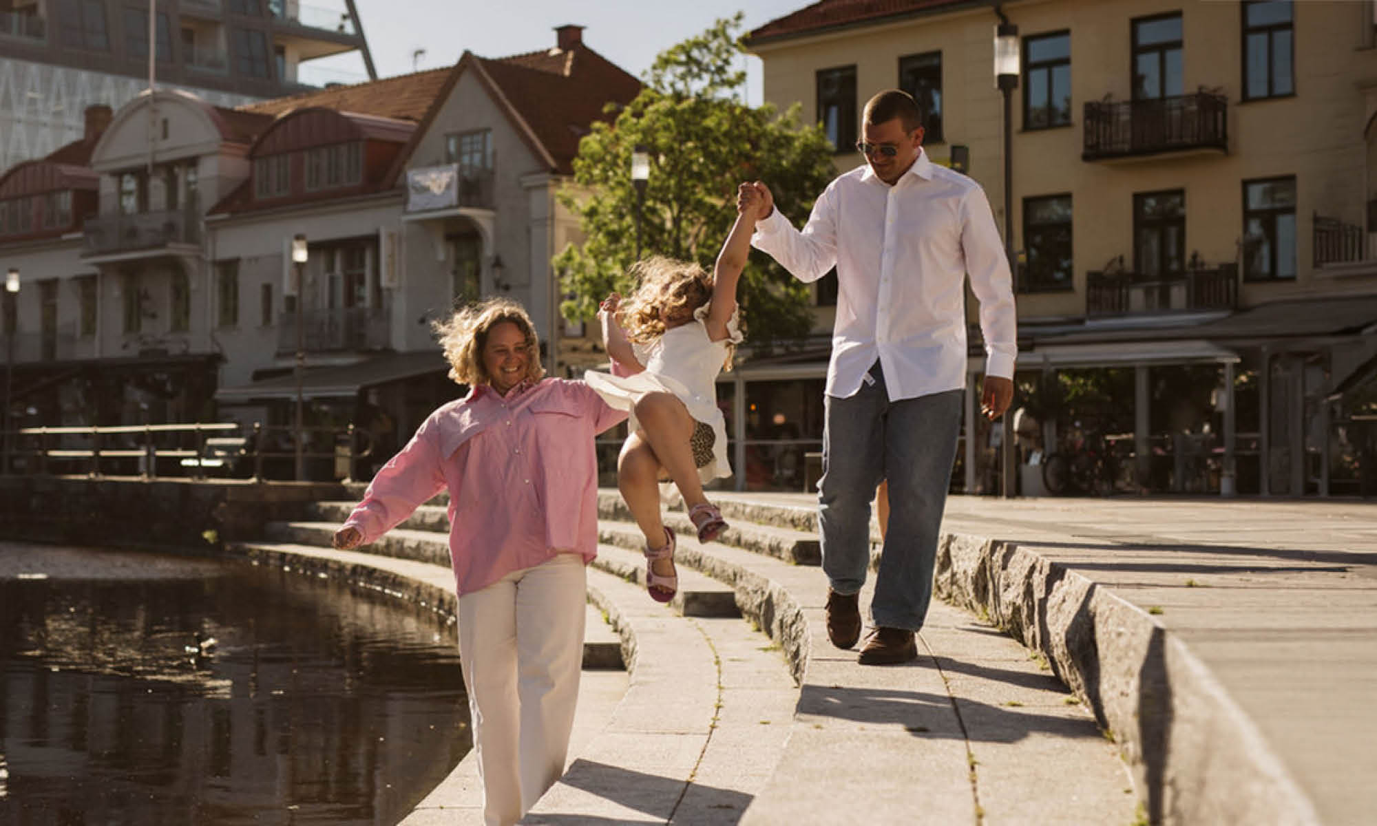 Familj på Sandwalls Plats i Borås
