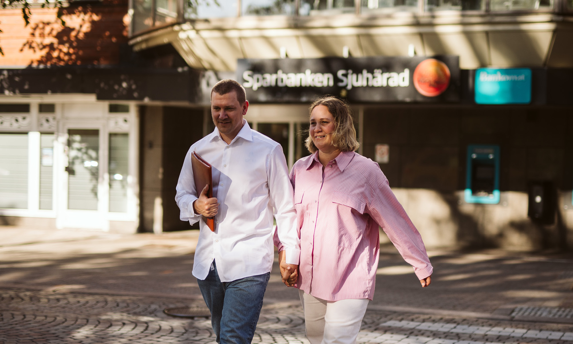 Familj utanför banken på Allégatan i Borås
