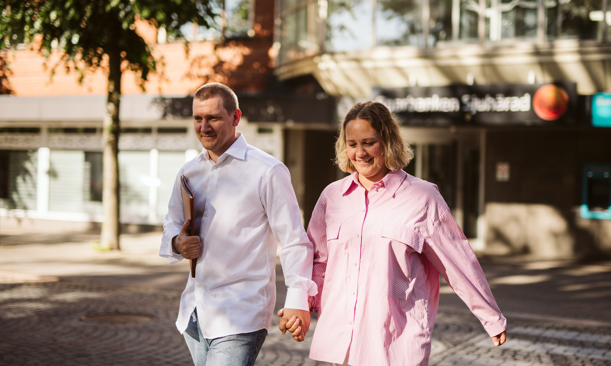 Familj utanför banken på Allégatan i Borås