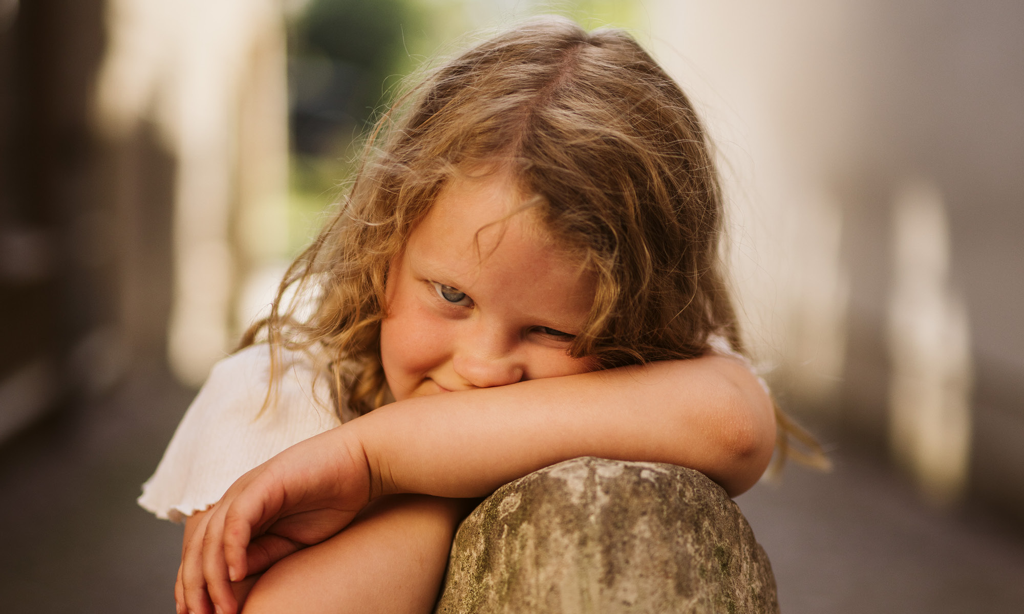 Liten tjej lutar sig mot knalle i gränden vid Sandwalls Plats