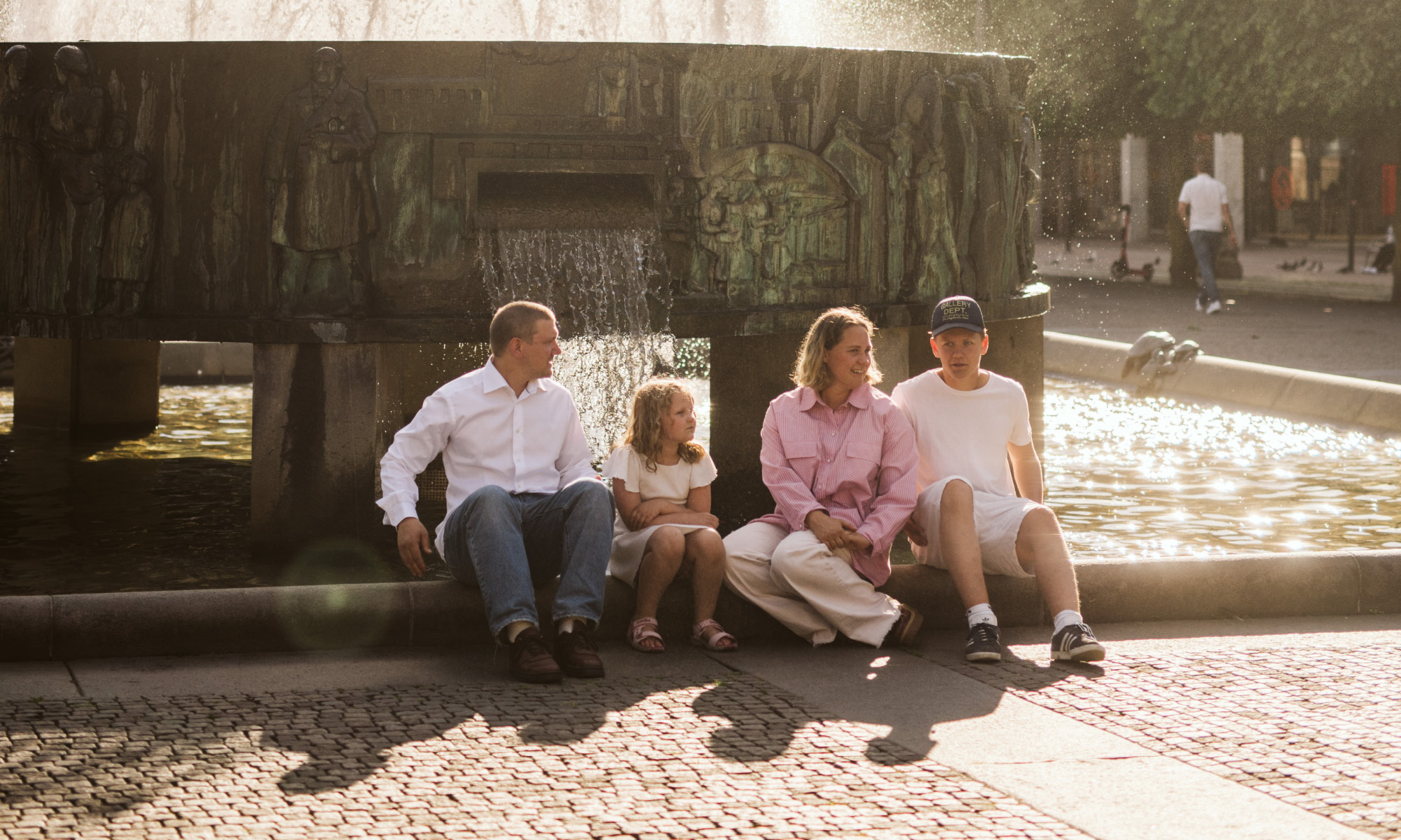 Familj vid torgbrunnen på Stora Torget i Borås