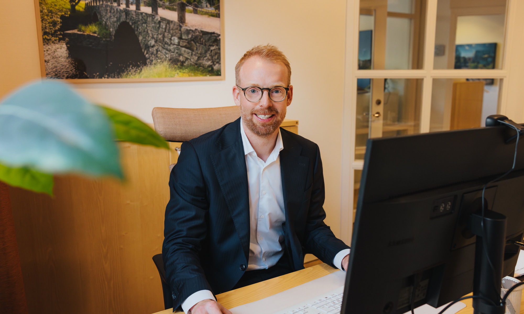 Medarbetare på kontor möter kund